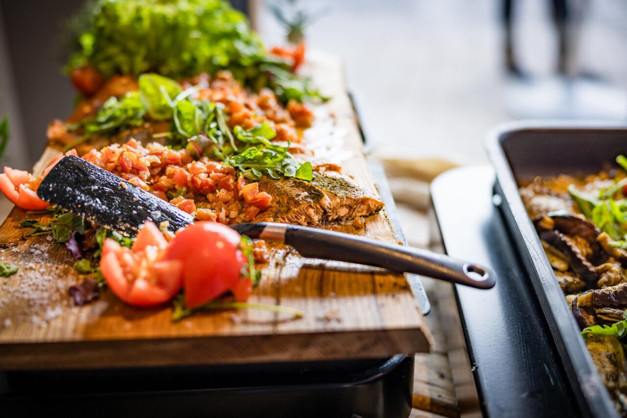 Detailaufnahme vom Lachsfilet vom Buffet in der Eventlocation am Pucher Meer