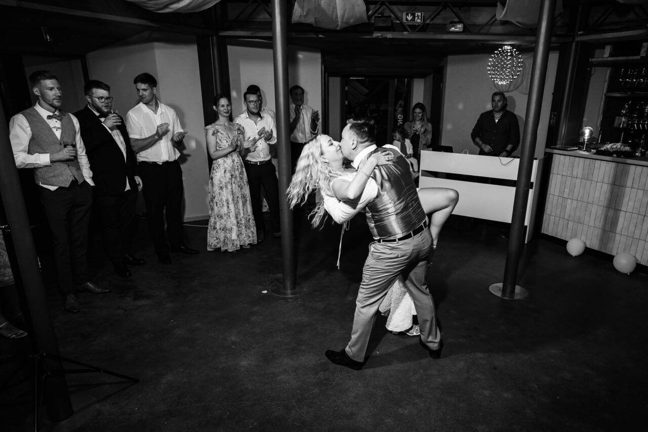 Brautpaar beim Eröffnungstanz in der Hochzeitslocation in Fürstenfeldbruck am Pucher Meer