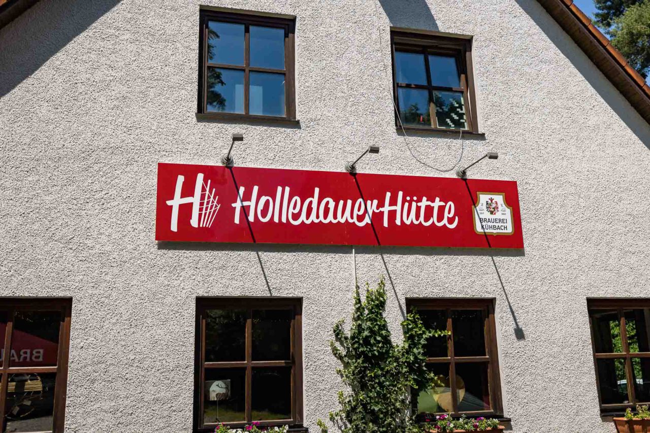 Eingangsschild der Holledauer Hütte in Förnbach