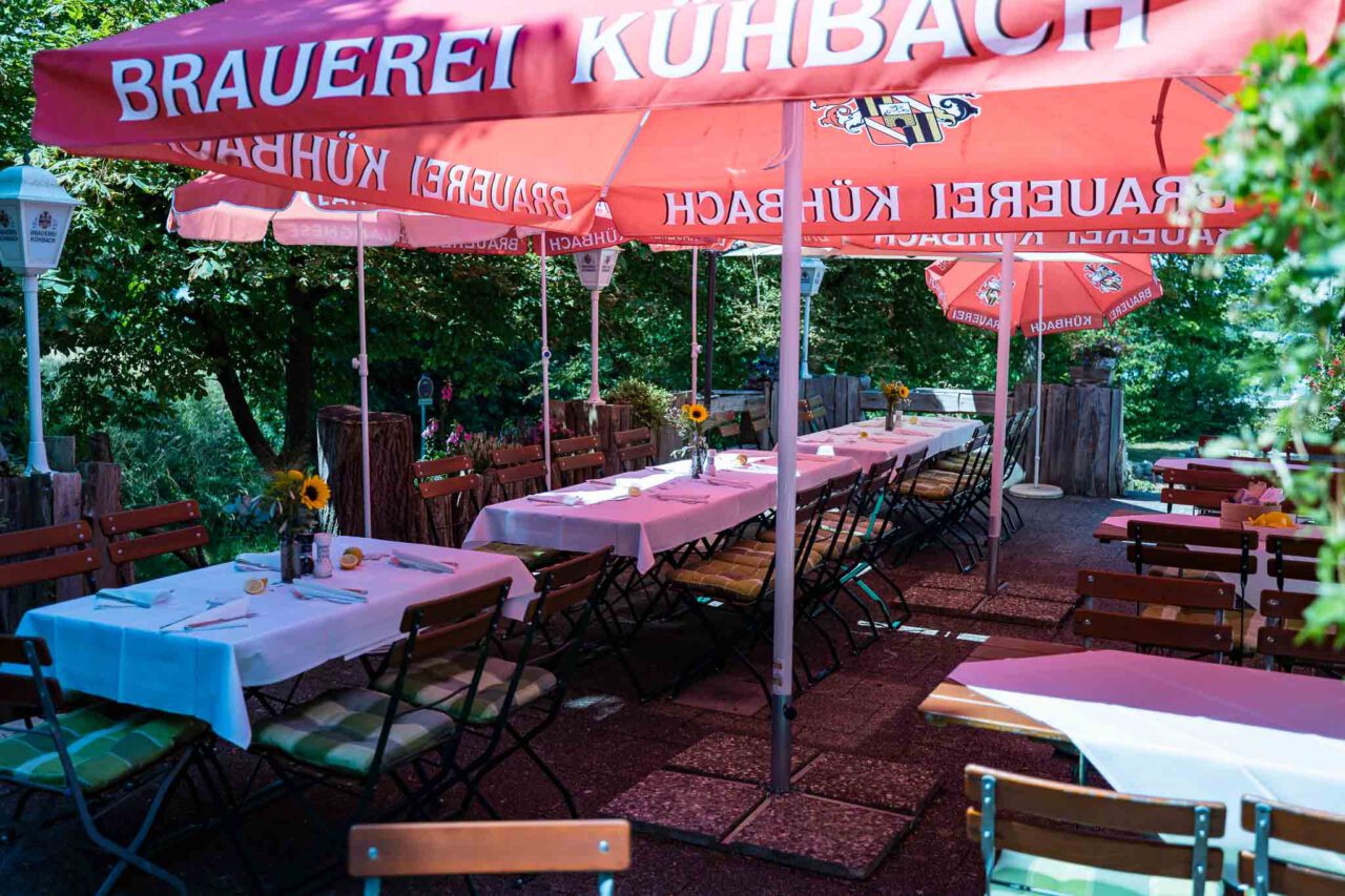 Terrasse mit Sonnenschirmen in Förnbach in der Holledauer Hütte