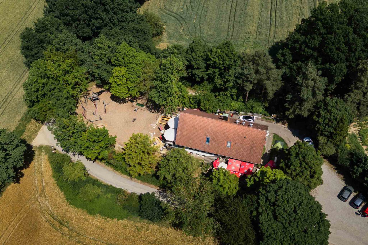 Drohnenaufnahme der Holledauer Hütte in Förnbach