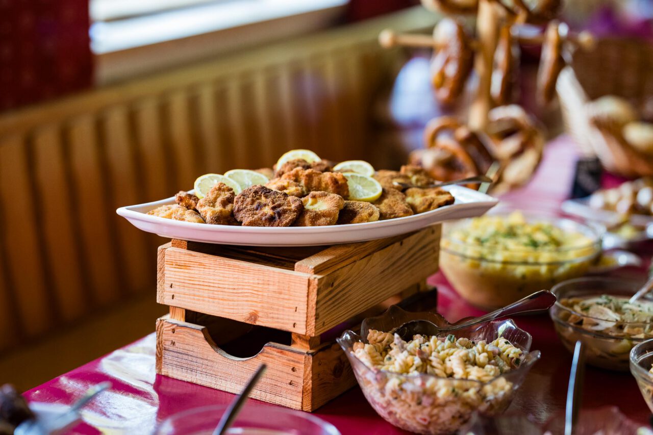 Brotzeitbuffet in der Holledauer Hütte als Häppchen für die Hochzeitsgesellschaft im bayrischen Stil