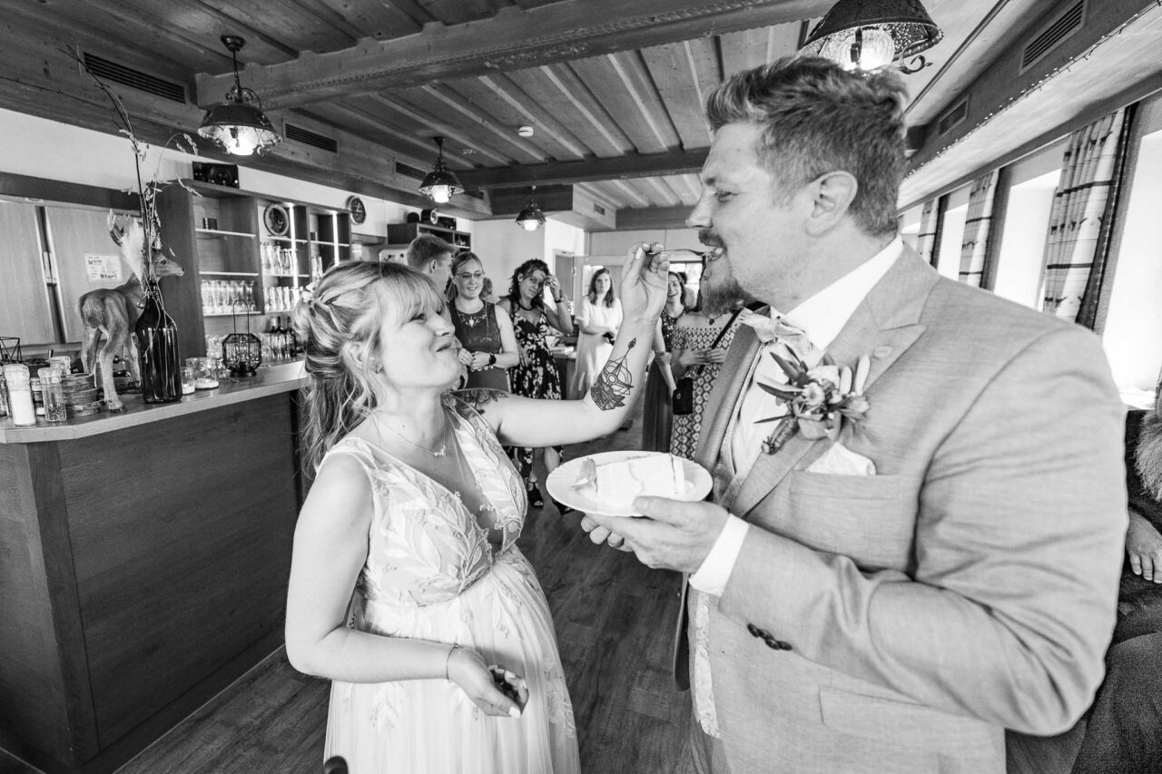 Das Brautpaar probiert die Hochzeitstorte in Pfaffenhofen