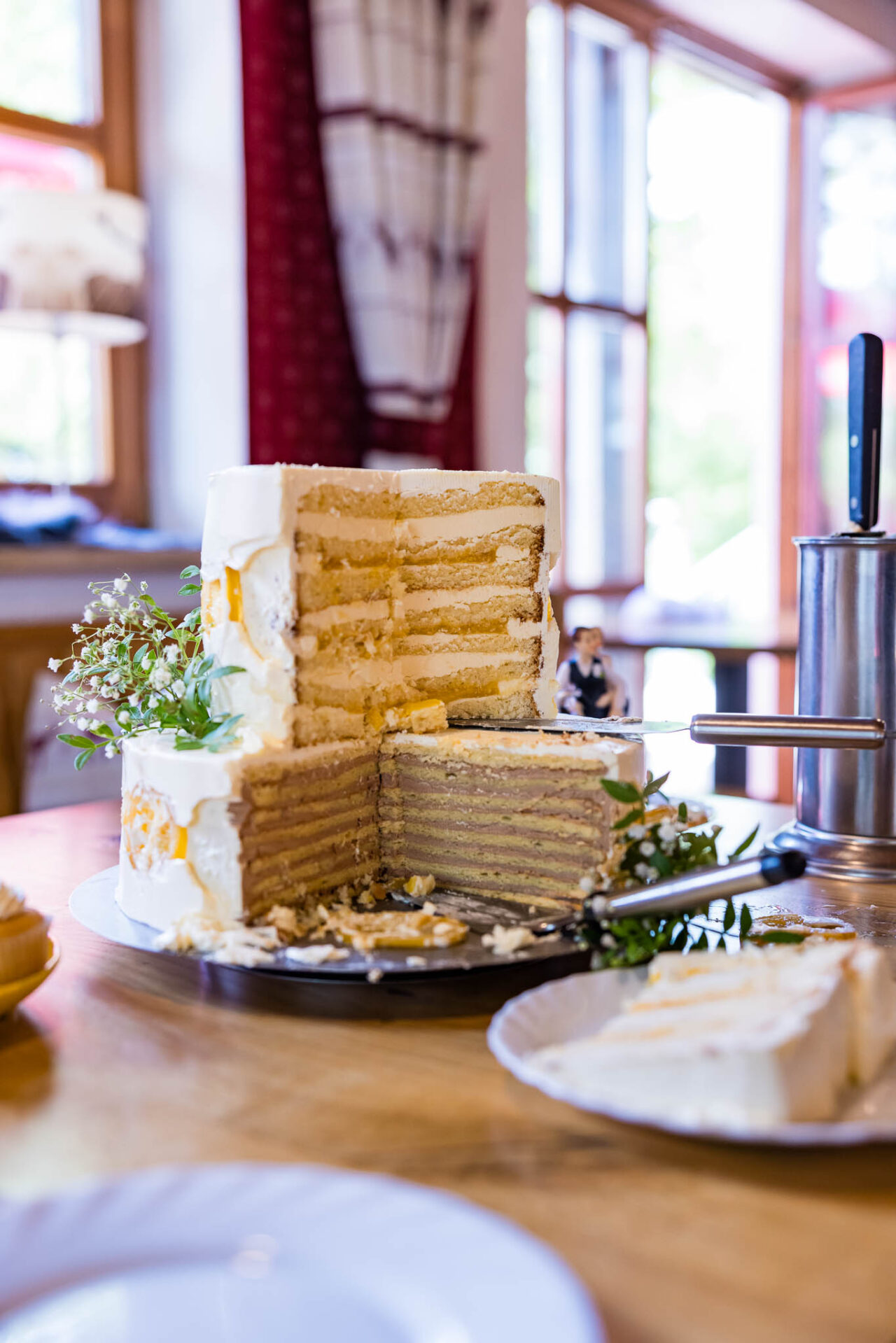 Zweistöckige Hochzeitstorte in der Seitenansicht.