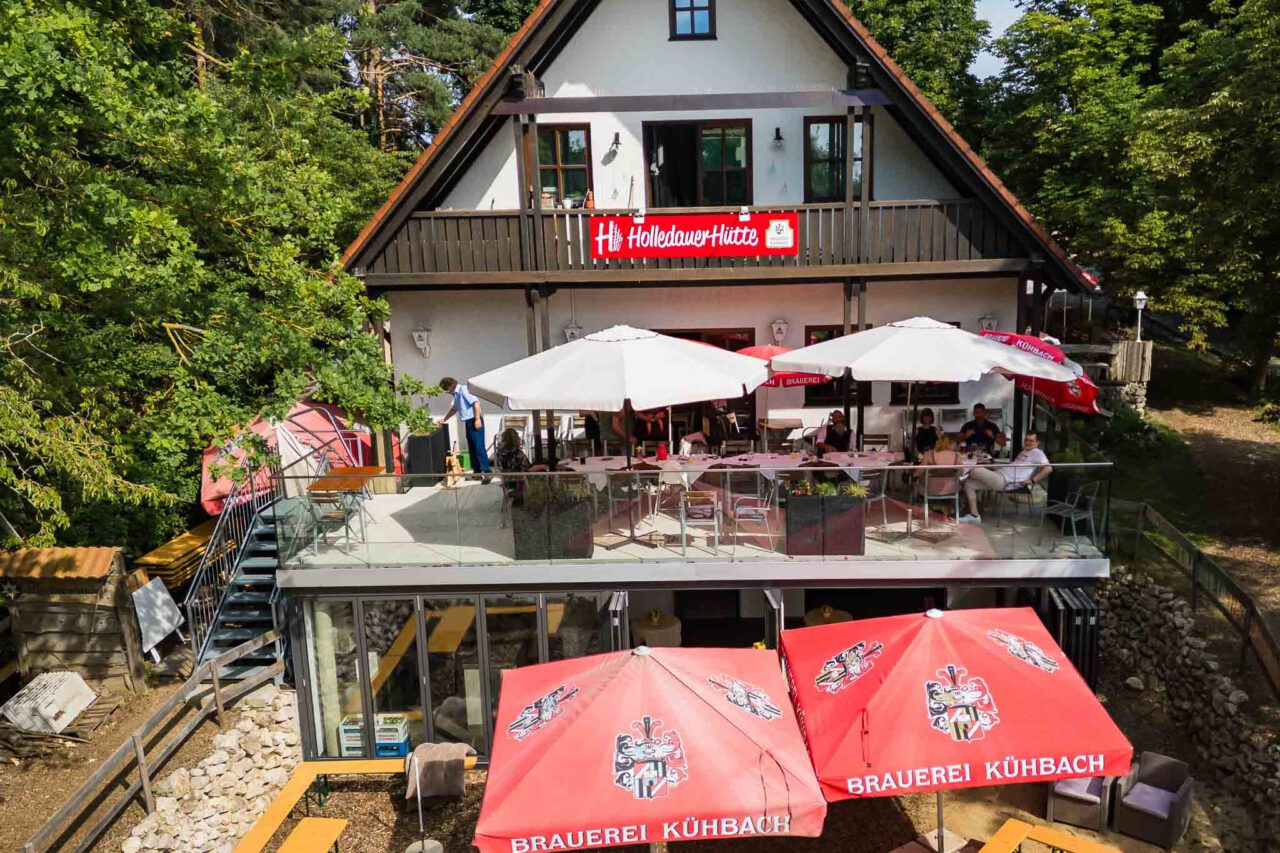 Luftaufnahme der Terrasse der Holledauer Hütte in Pfaffenhofen