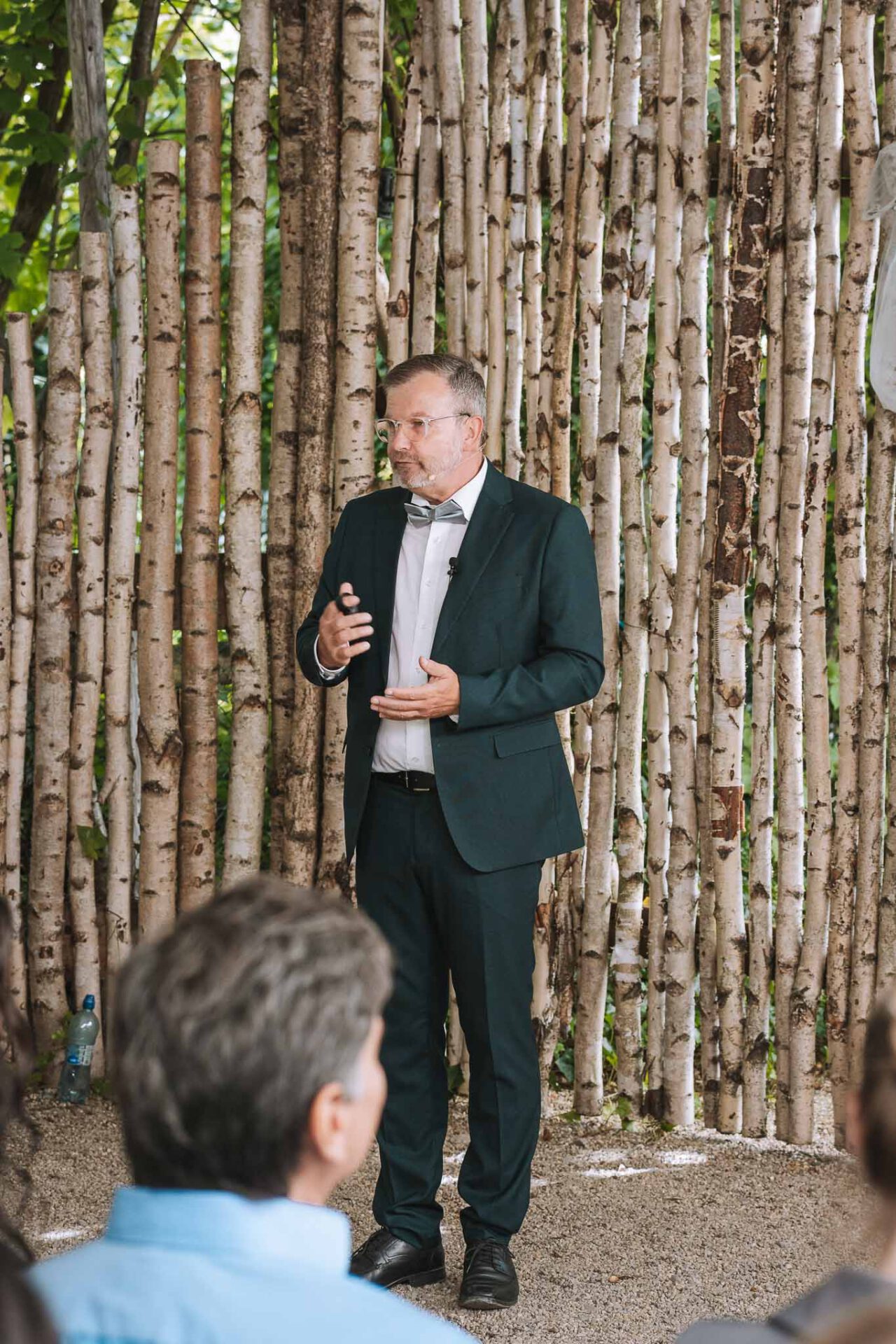 Trauredner Roland Müller bei Landgasthof Rockermeier und spricht mit den Gästen bevor die freie Trauung beginnt.