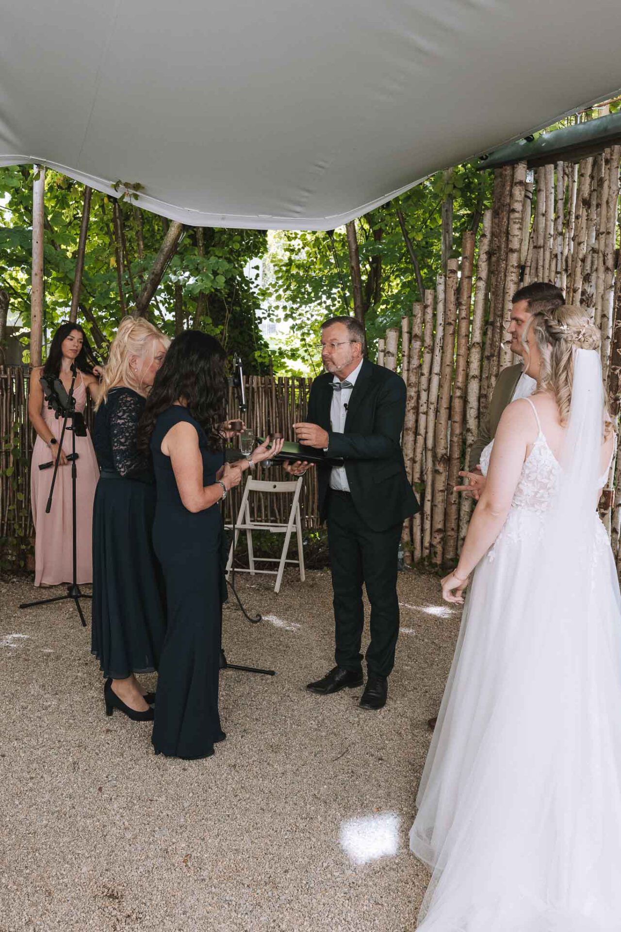 Trauredner Roland Müller bekommt von den Müttern des Brautpaares die Ringe gebracht