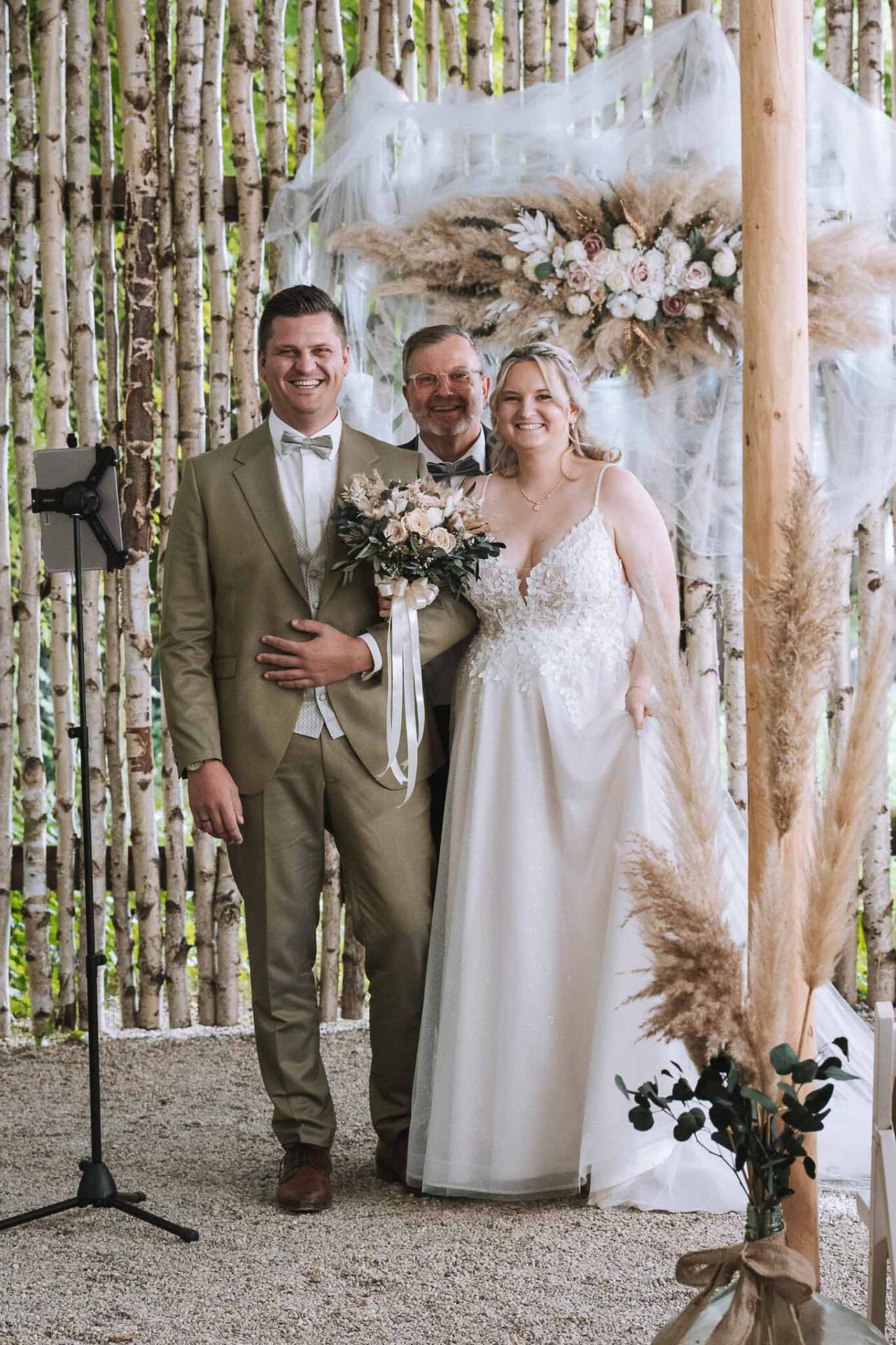 Das Brautpaar zusammen mit ihrem Trauredner Roland Müller beim Landgasthof Rockermeier in Unterpindhart nach der freien Trauung