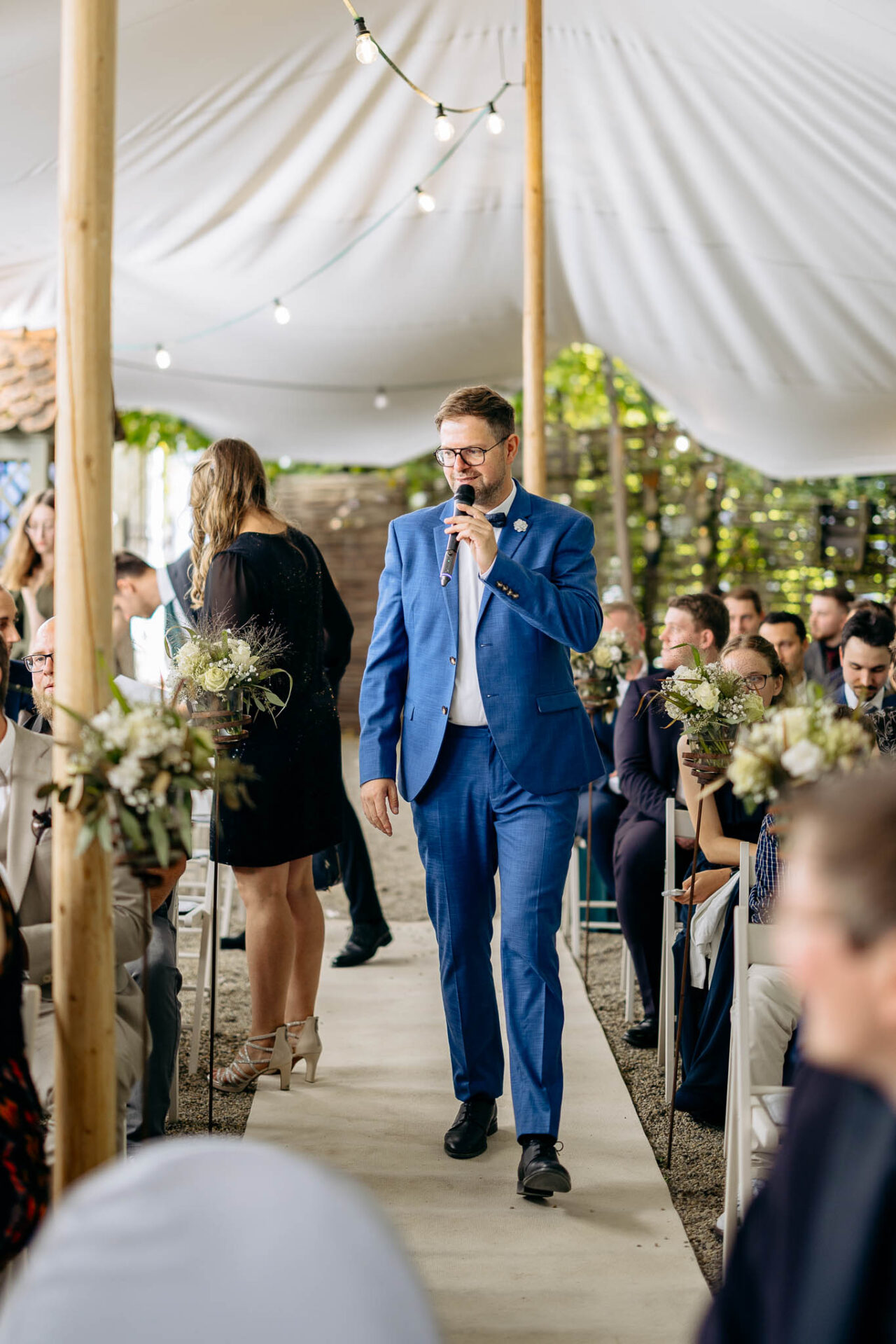 Harald Meyer spricht vor der Trauung mit den Gästen im Warm Up