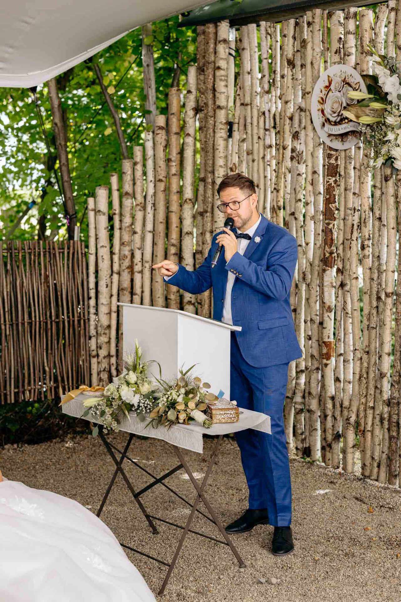 Trauredner Harald hält die Traurede