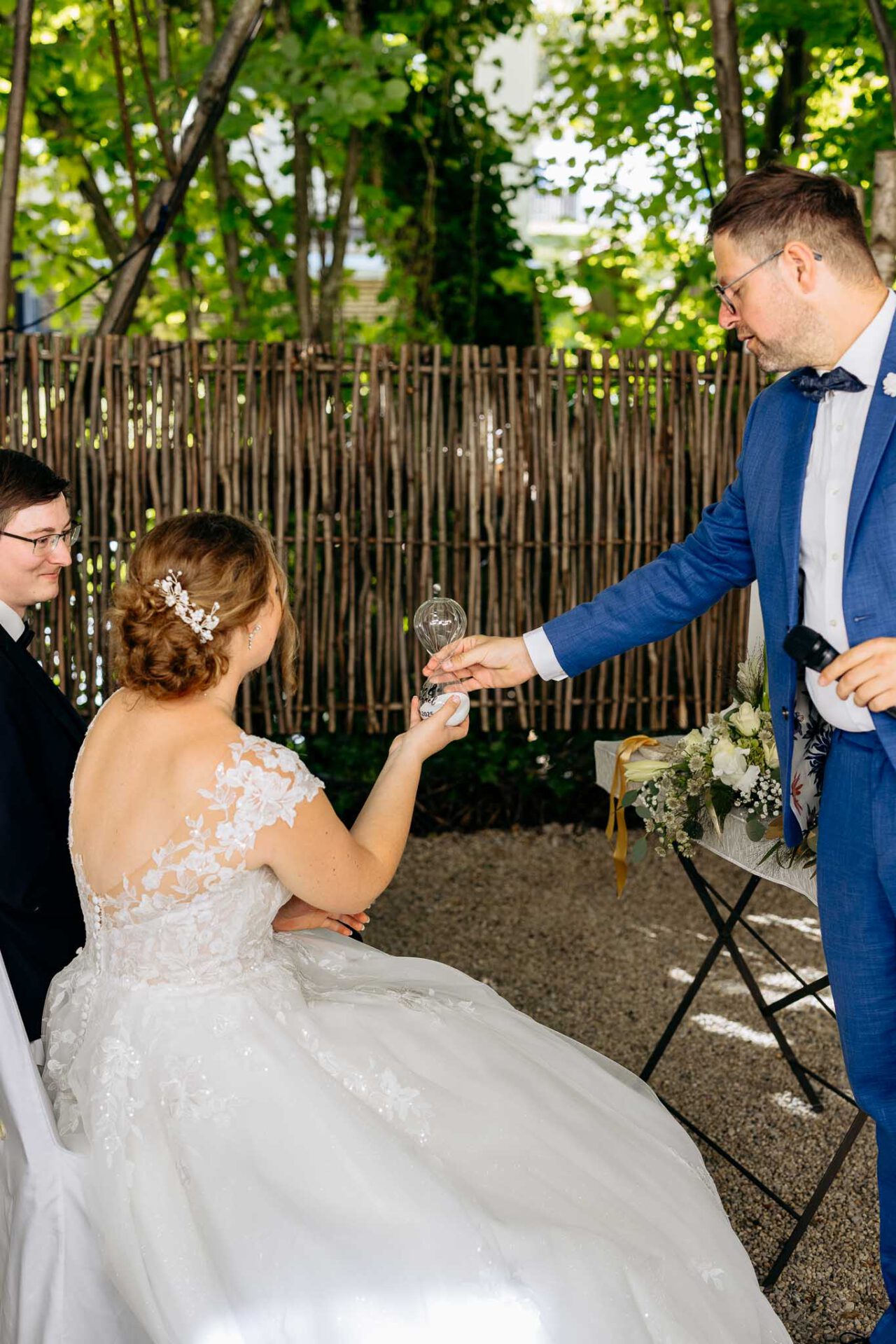 Trauernder Harald Meyer im Landgasthof Rockermeier bei einer freien Trauung übergibt dem Brautpaar eine Sanduhr