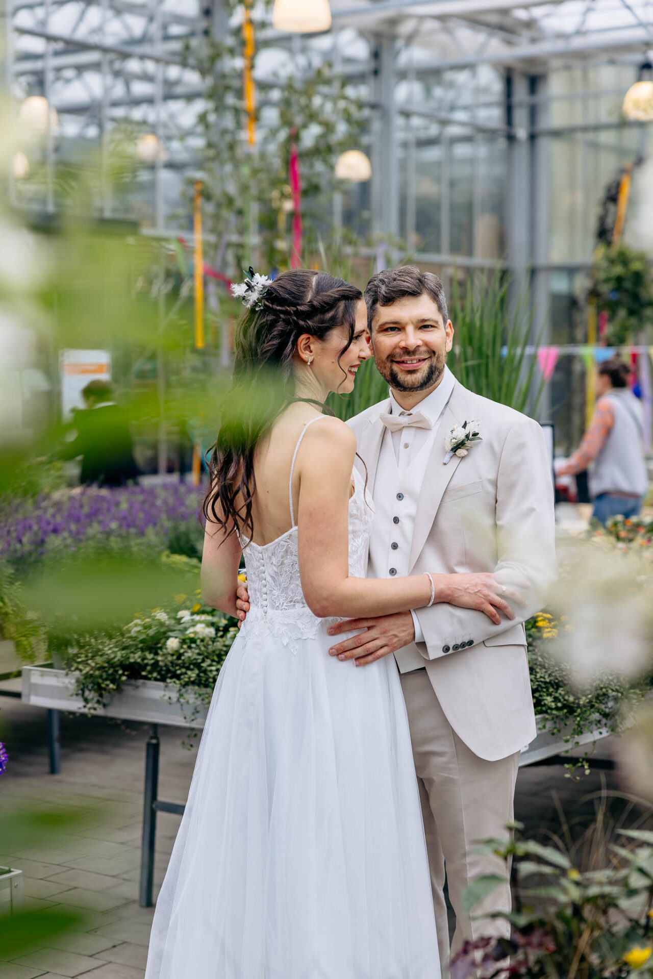 Brautpaar im Gartencenter Kiefl beim Brautpaarshooting mit den Hochzeitsfotografen München