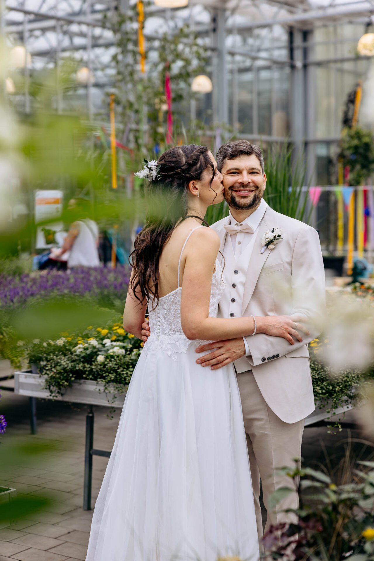 Brautpaar im Gartencenter Kiefl mit den Hochzeitsfotografen Pullach
