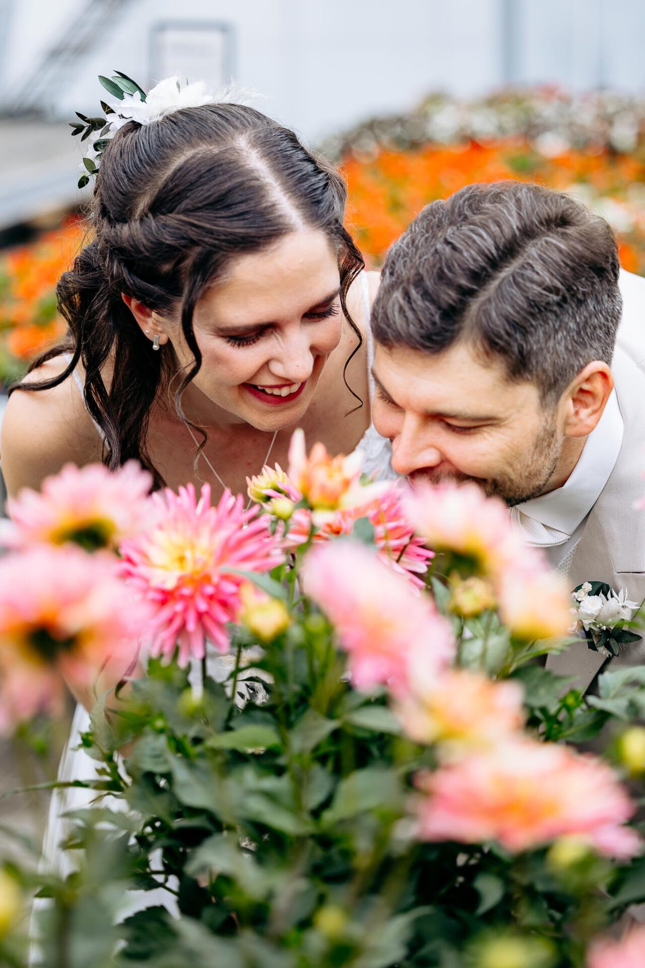 Das Brautpaar riecht an den herrlichen Blumen im Gartencenter Kiefl