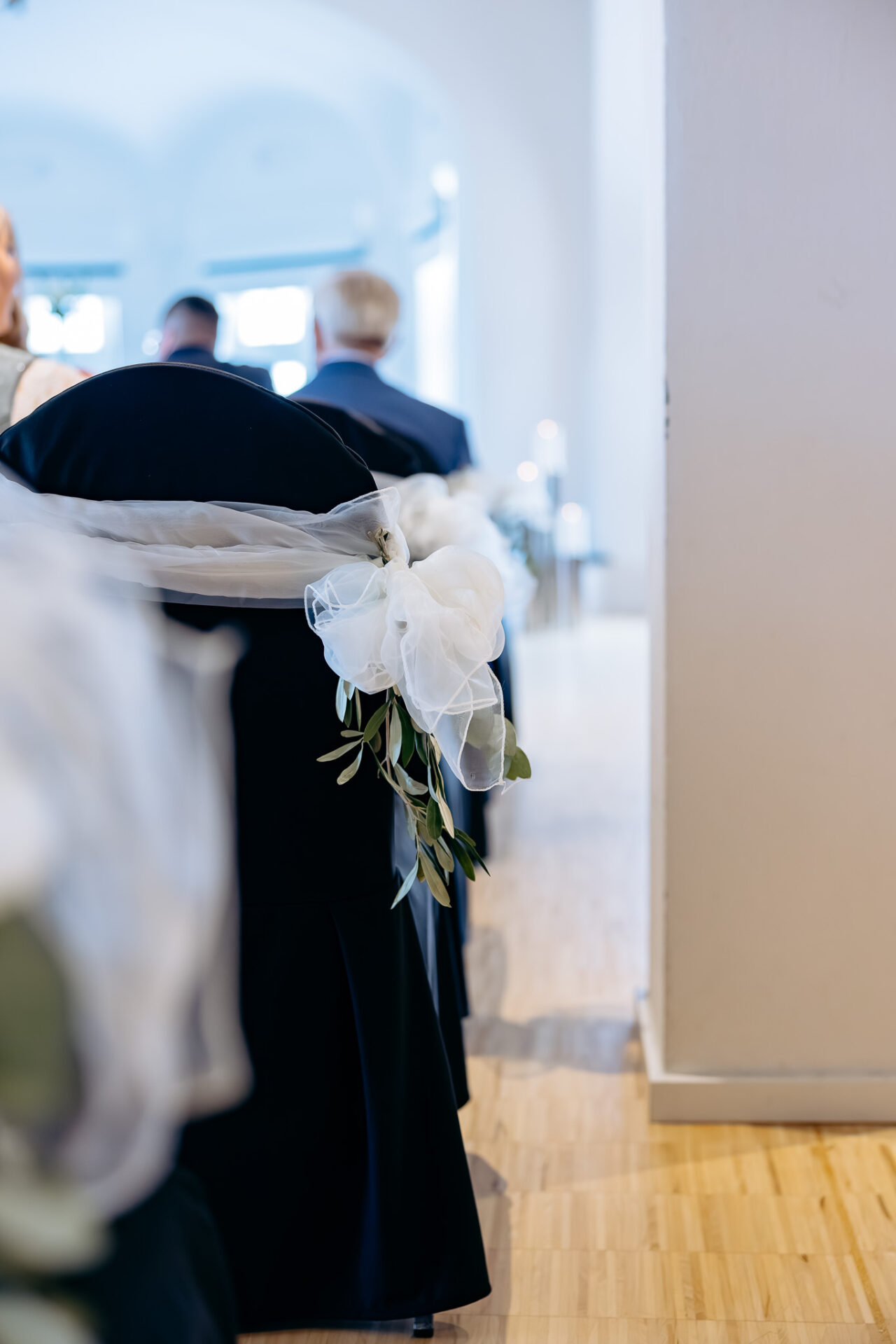 Stuhldekoration bei der freien Trauung im Blauen Saal in Pullach