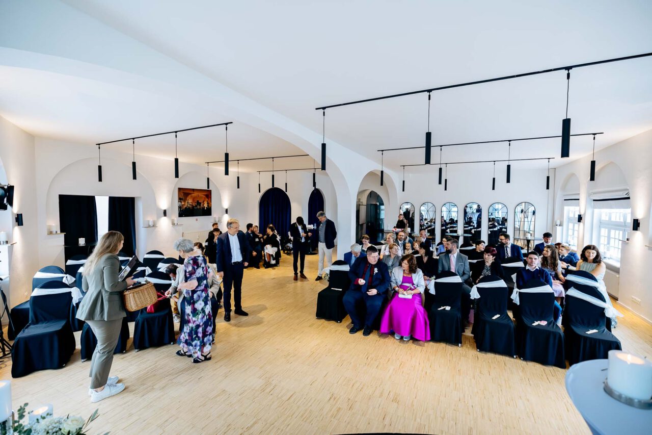 Weitwinkelaufnahme bevor die Trauung beginnt die Gäste kommen langsam an und der Blaue Saal füllt sich