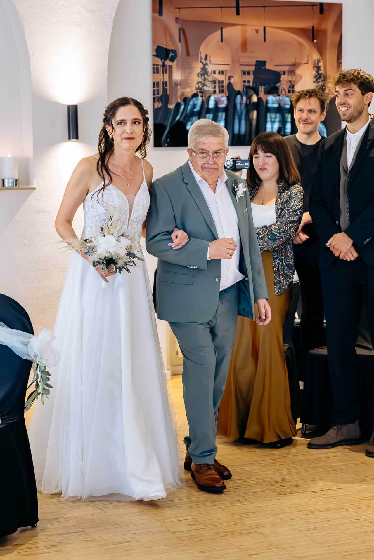 Die Braut wird von ihrem Papa nach vorne gebraucht auf der freien Trauung in Pullach