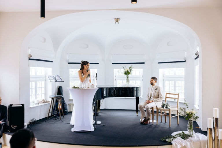 Mehr über den Artikel erfahren Blauer Saal Pullach