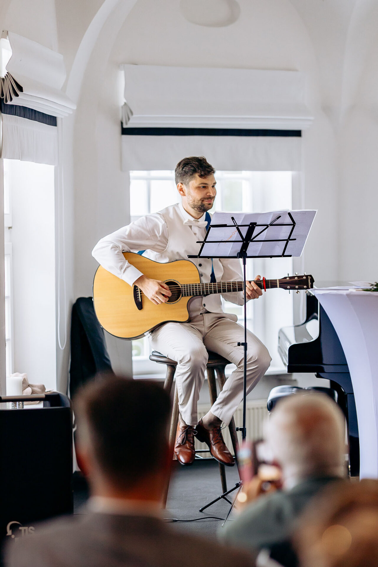 Der Bräutigam spielt ein Lied auf der Gitarre