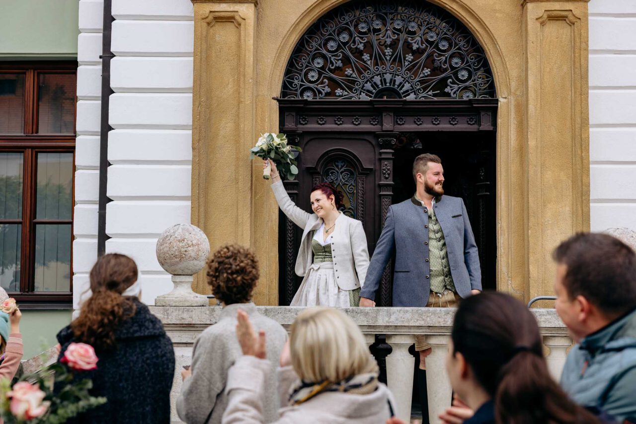 Das Brautpaar wird von den Gästen nach der standesamtlichen Trauung im Standesamt Wolnzach empfangen