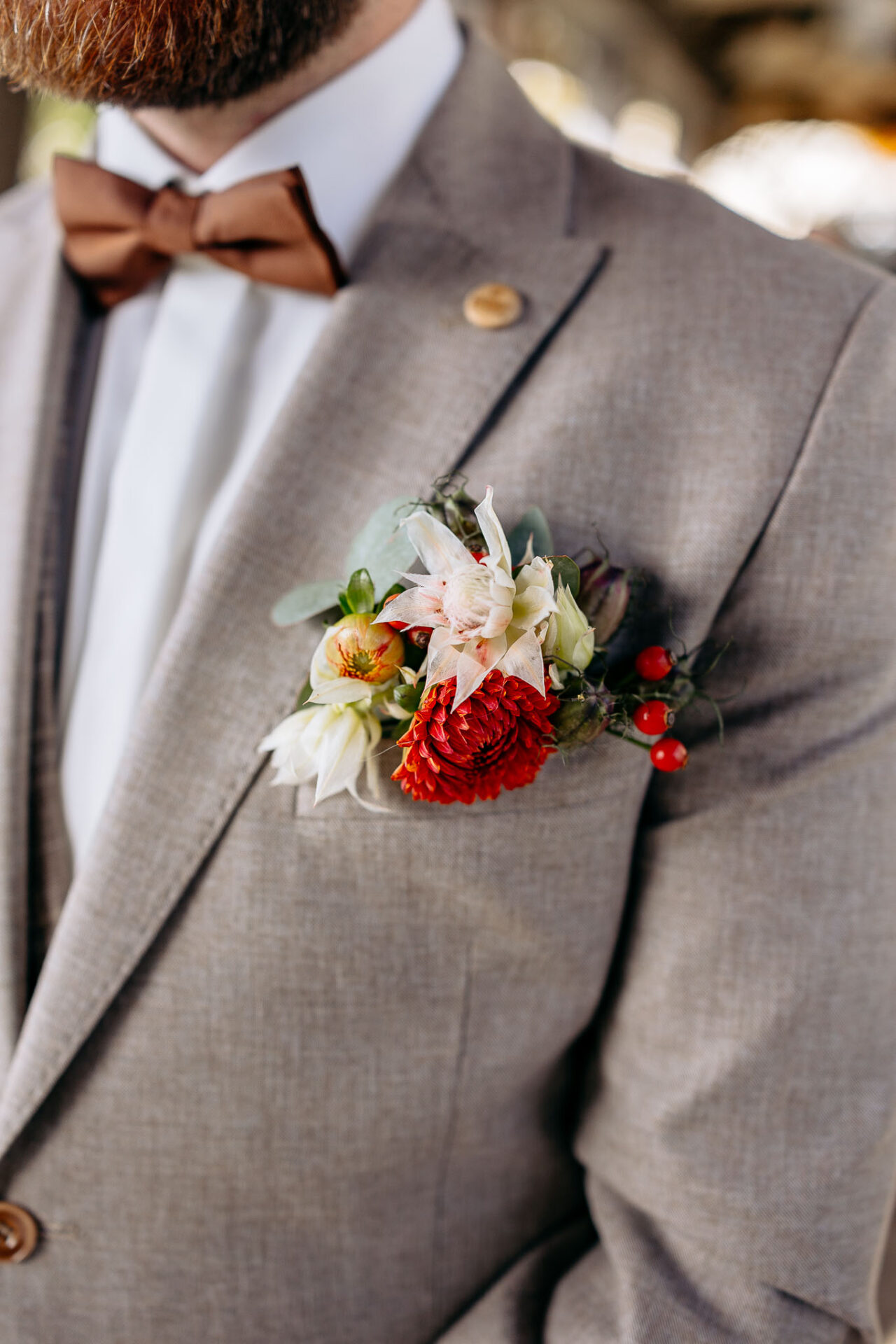 Detailaufnahme vom Anstecker des Bräutigams in Wolfratshausen