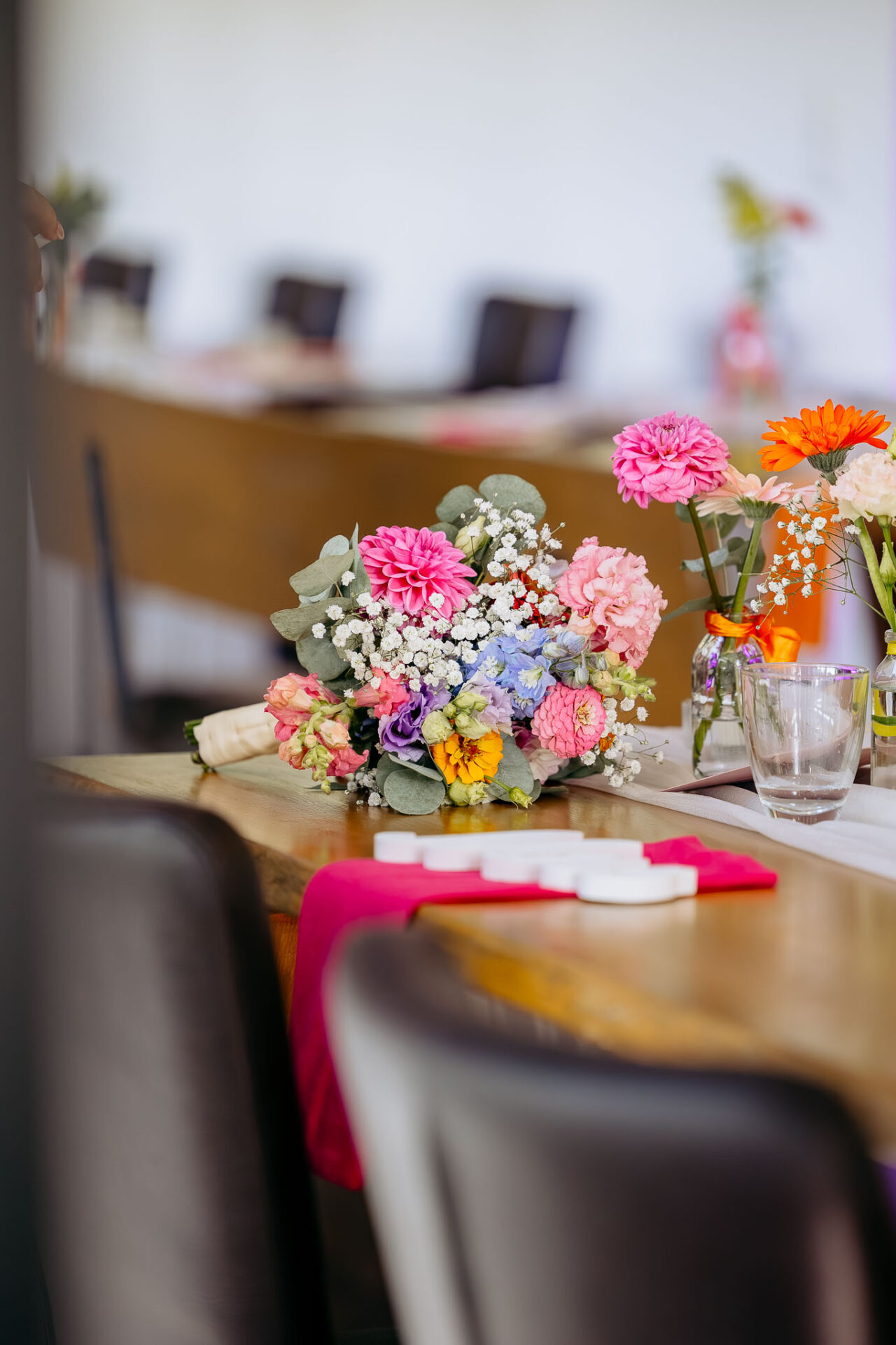 Der Brautstrauß liegt auf dem dekorierten Tisch im Robos Waldblick