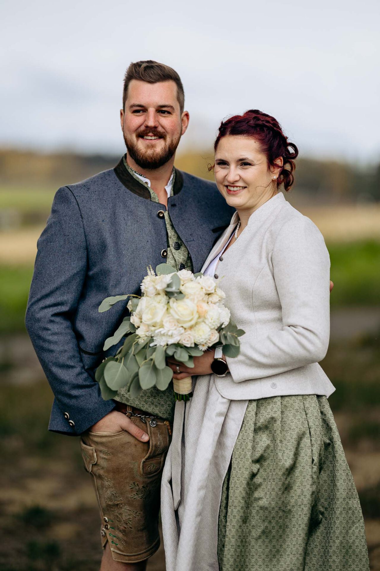 Brautpaar im Brautpaarshooting mit einem Portrait beide lächeln in Richtung des zweiten Fotografen aus Pfaffenhofen
