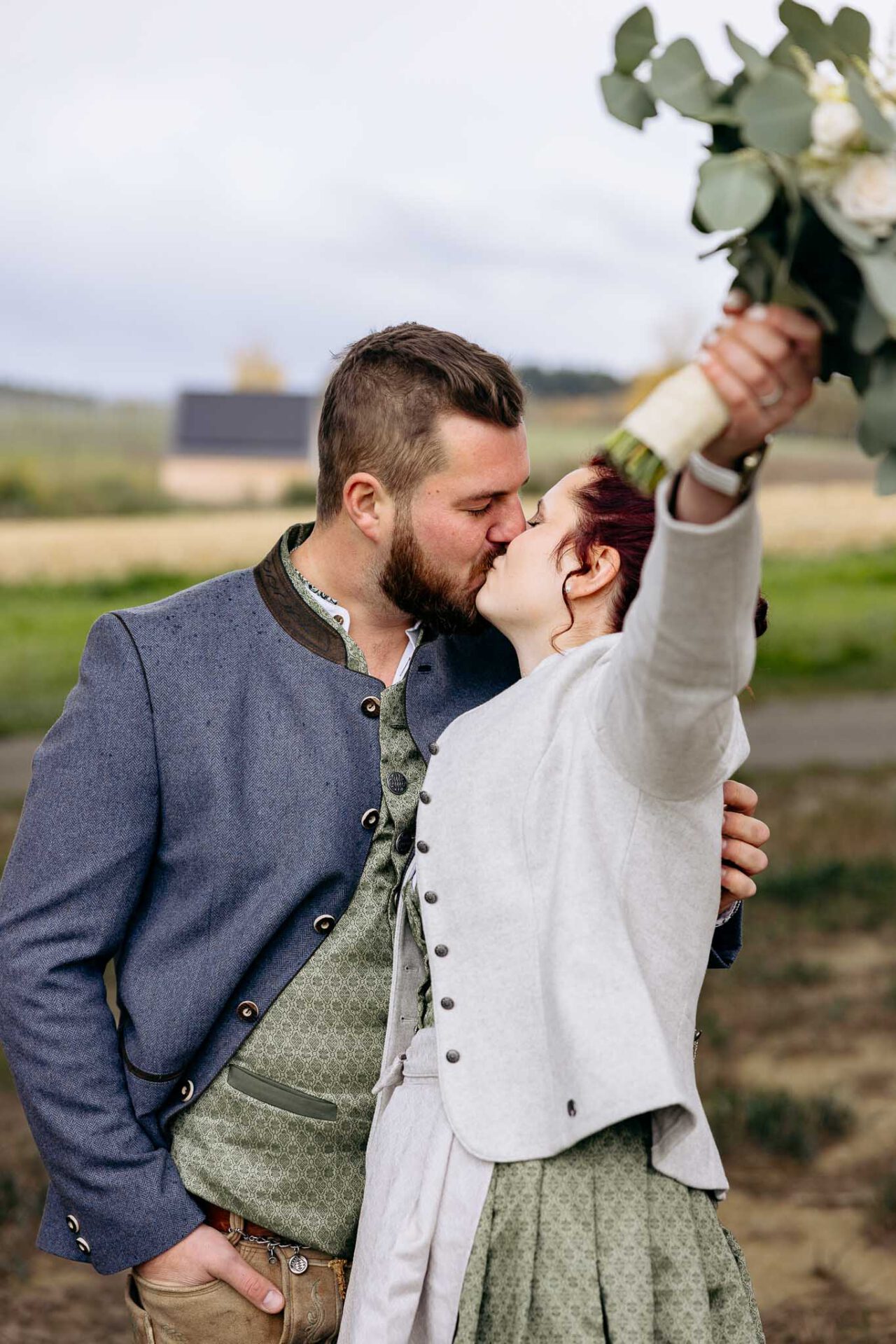 Brautpaar in der Holledauer Talbrücke beim Brautpaarshooting die Braut streckt ihren Brautstrauß in die Luft