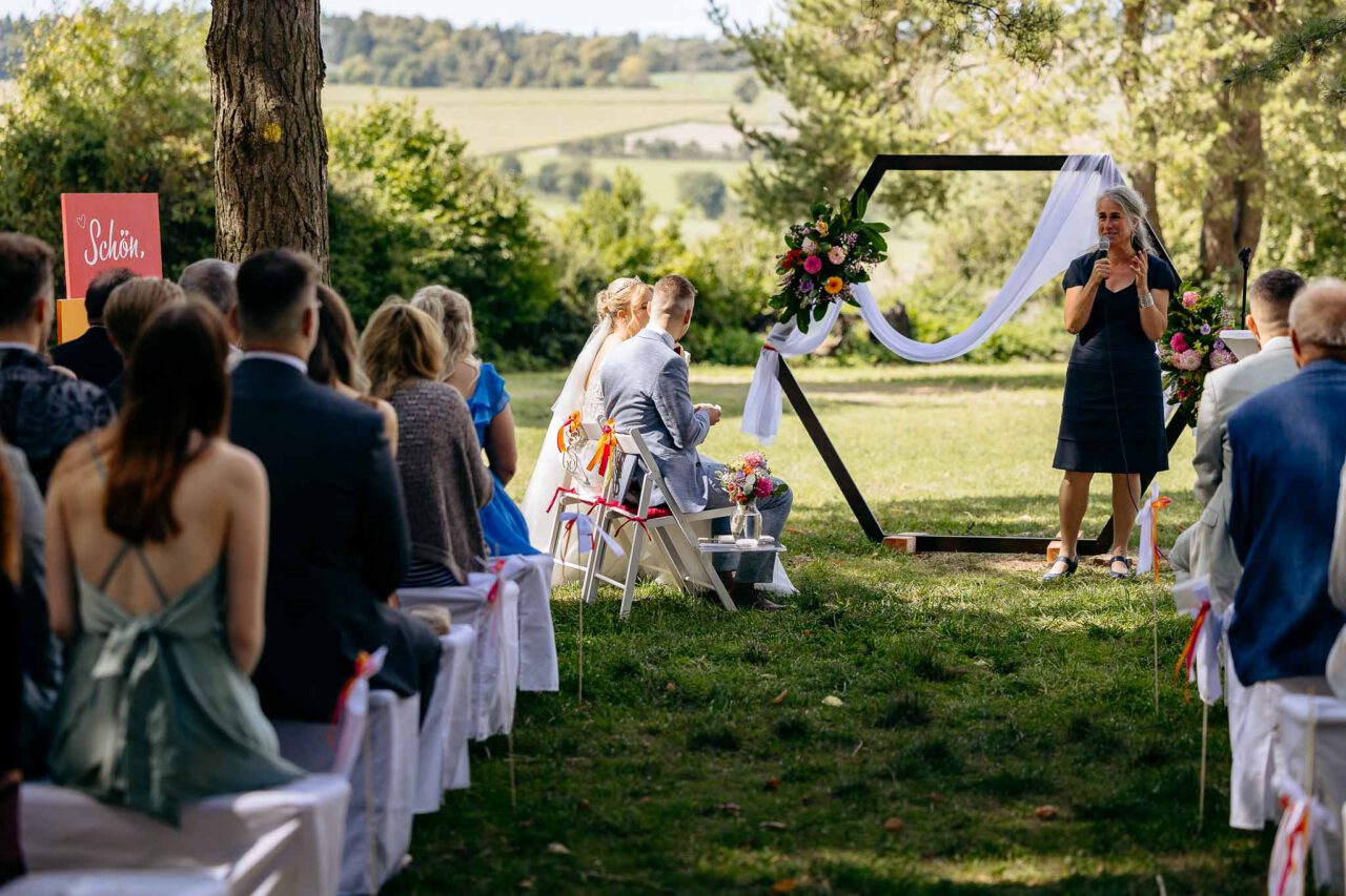 Die Traurednerin hält die Rede für das Brautpaar im Robos Waldblick im Kiefernwald
