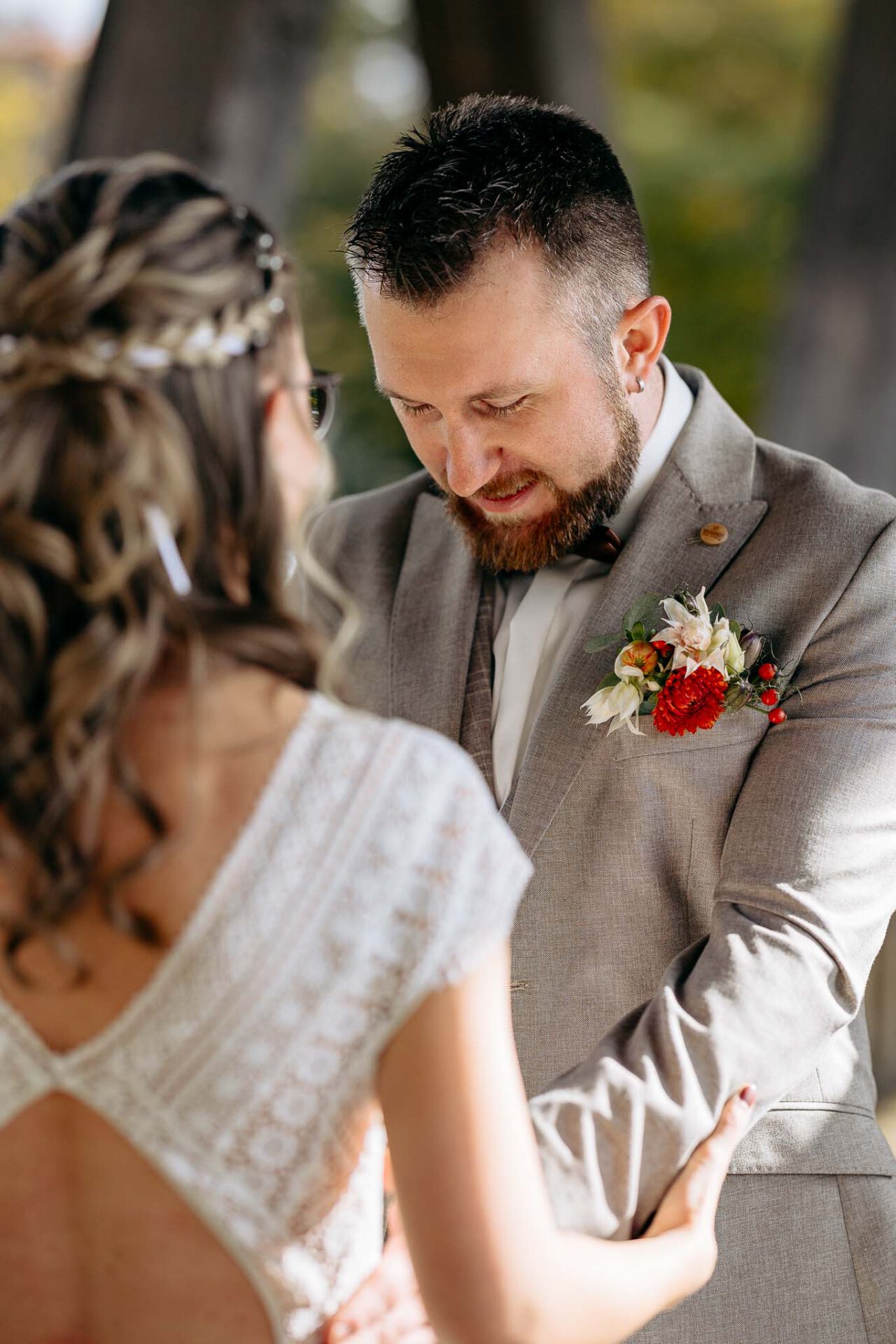 Der Bräutigam sieht seine Frau beim First Look das erste mal in Wolfratshausen