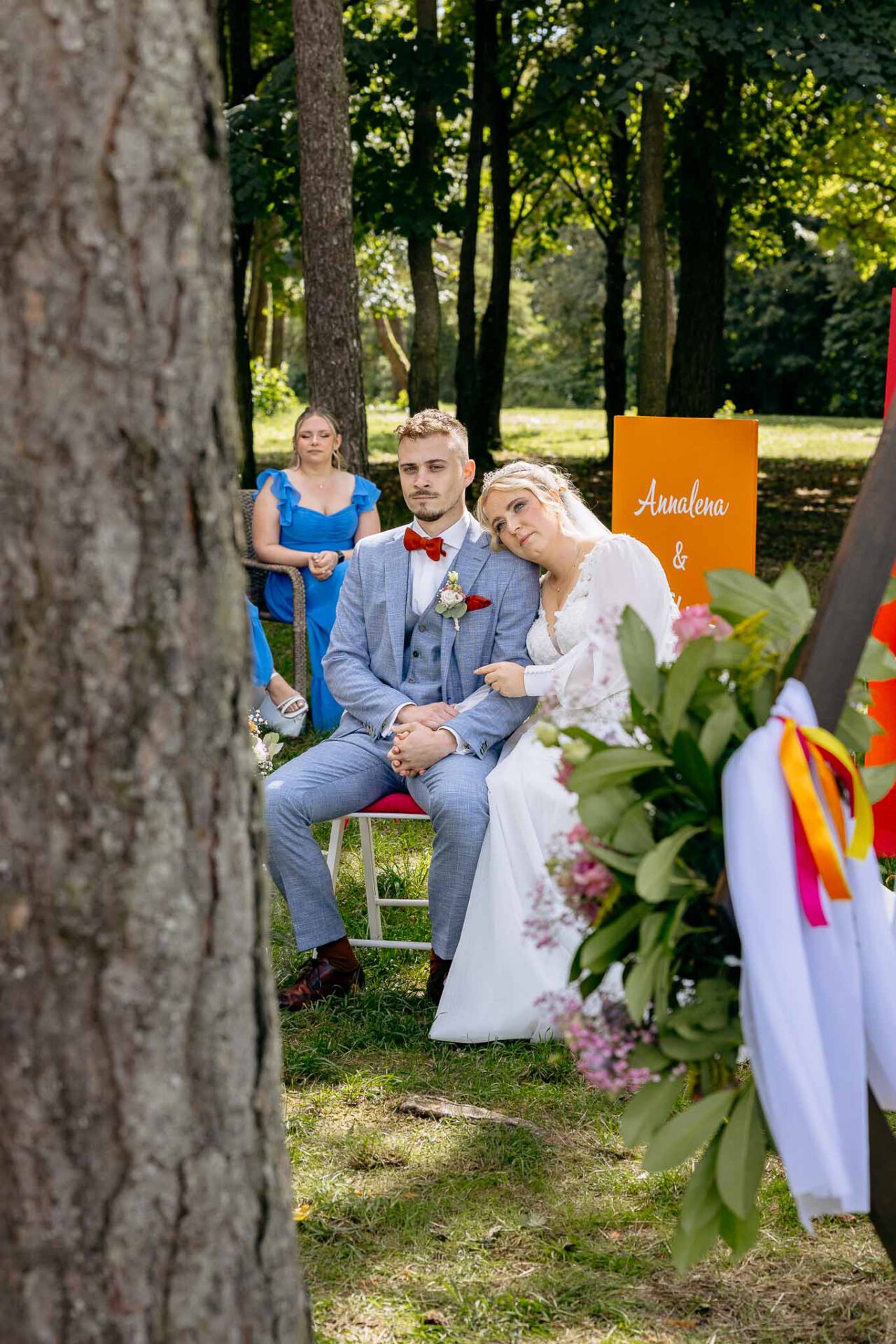 Die Braut liegt mit ihrem Kopf auf der Schulter von ihrem Mann während der freien Trauung
