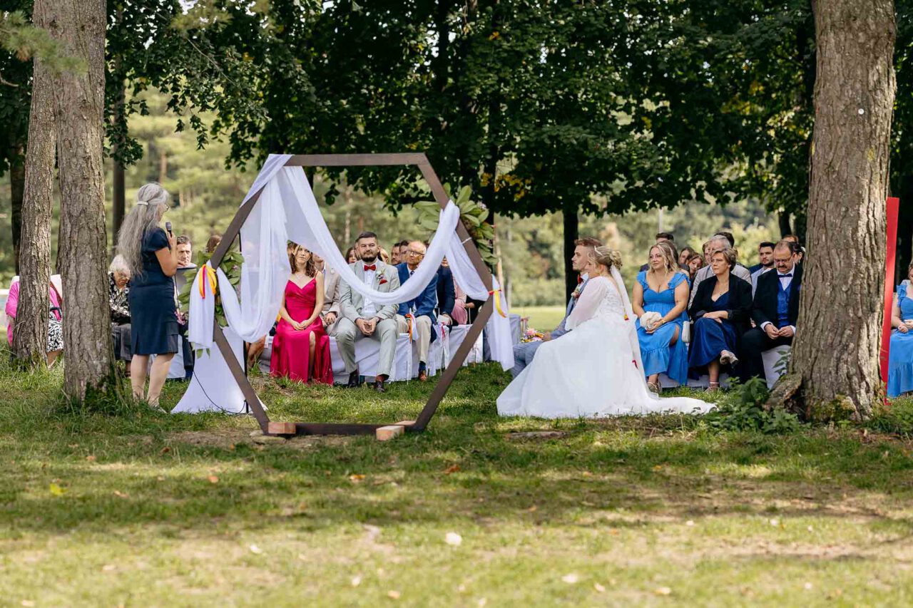 Das Brautpaar und die Hochzeitsgäste lauschen der Traurednerin in Blaustein Ulm