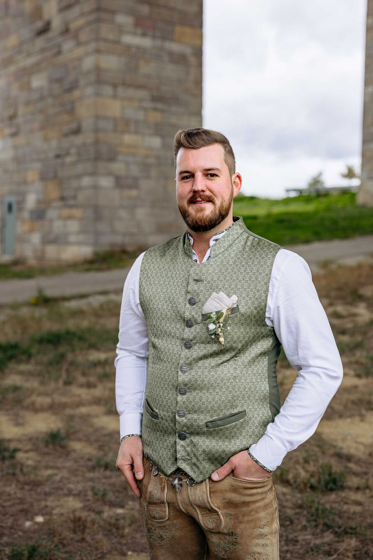 Bräutigam mit seiner handgefertigten Trachtenweste von Holledauer Herzens Gwand