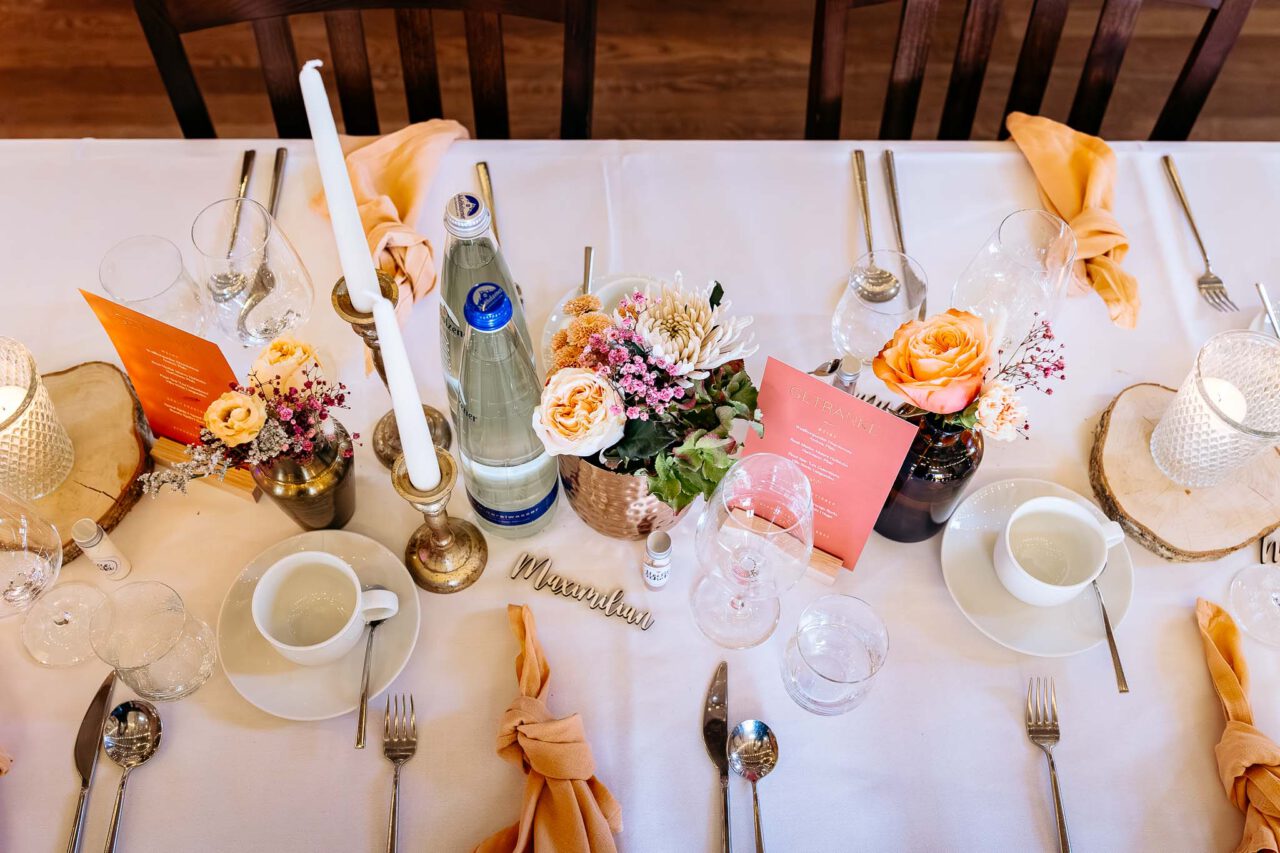 Tischdekoration in der Maiers Hofstubn von der Blumenbinderei Bachmaier