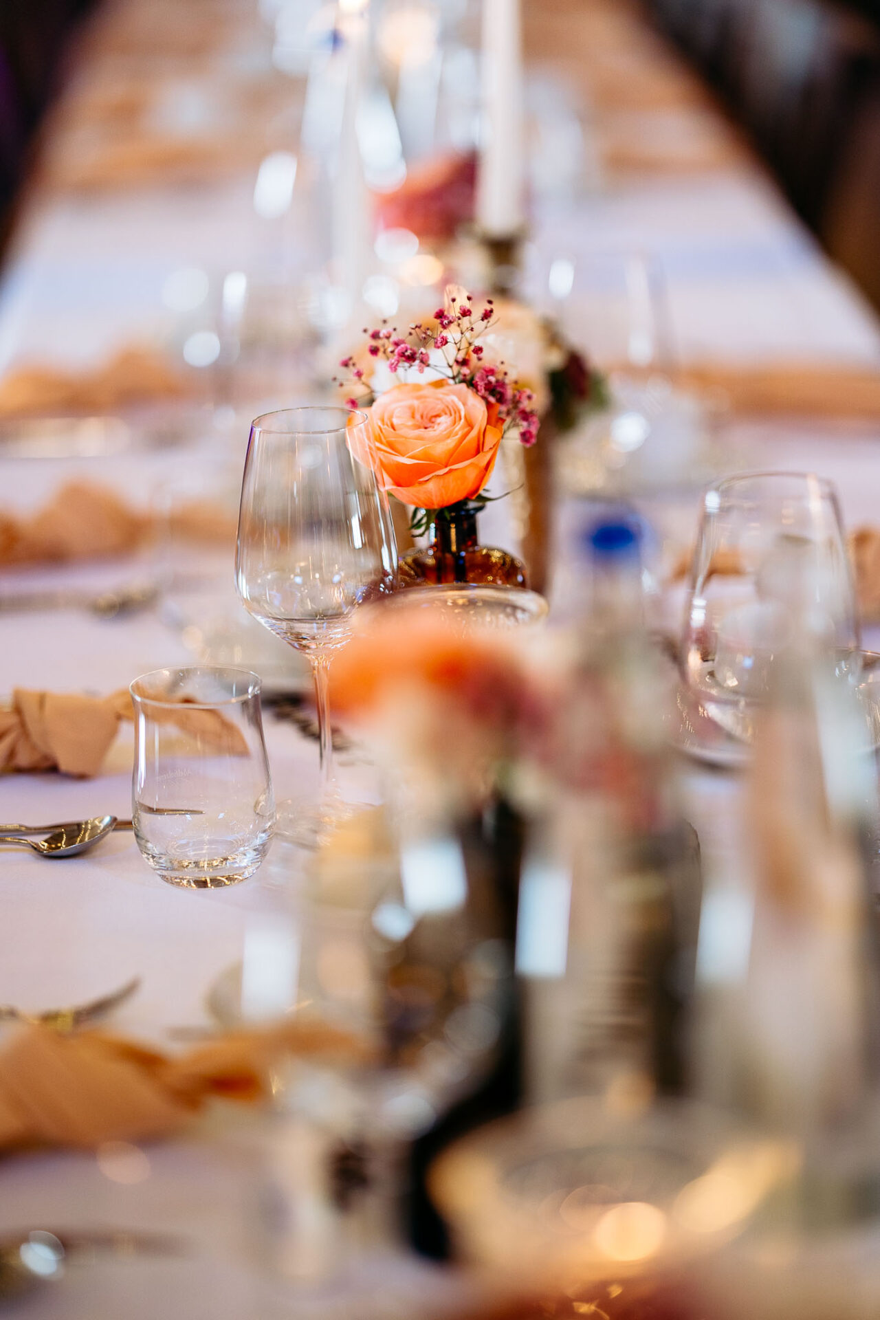 Detailfoto der Hochzeitsdekoration in der Maiers Hofstubn von den Hochzeitsfotografen Freising