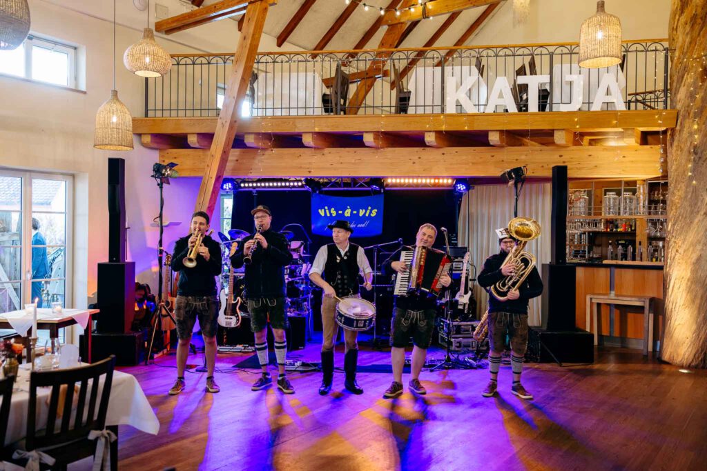 Die 5 Musiker der Hochzeitsband Vis-a-Vis in der Maiers Hofstubn