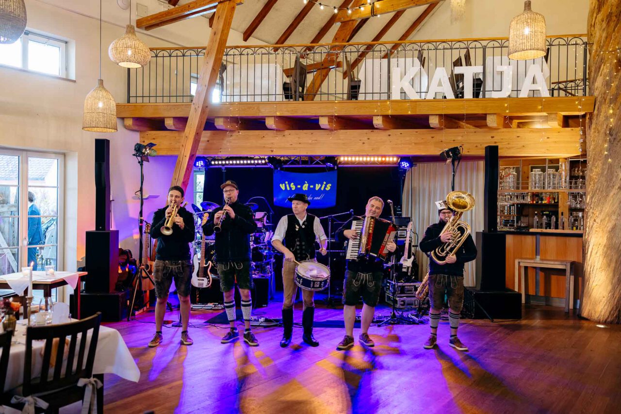 Die 5 Musiker der Hochzeitsband Vis a Vis in der Maiers Hofstubn