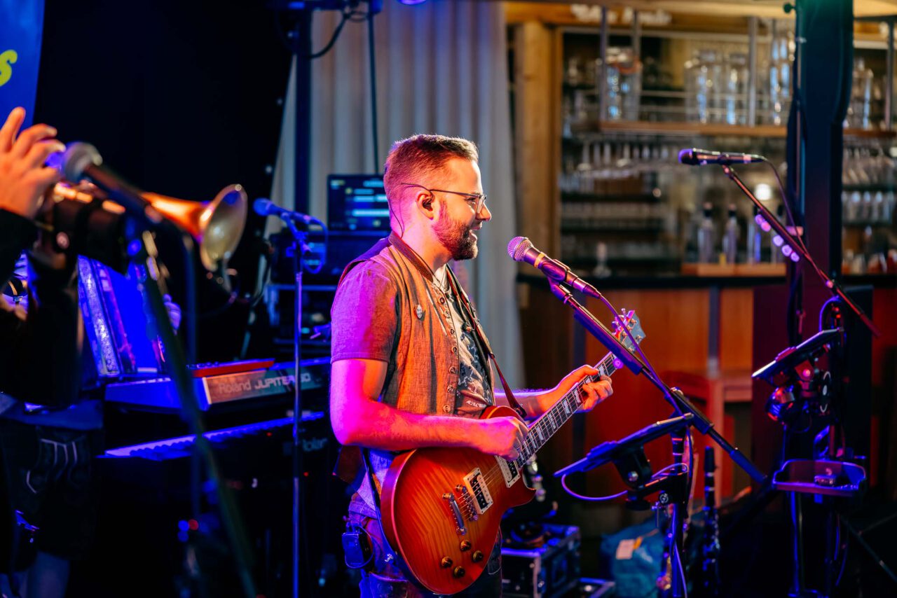 Gitarrist der Band Vis a Vis