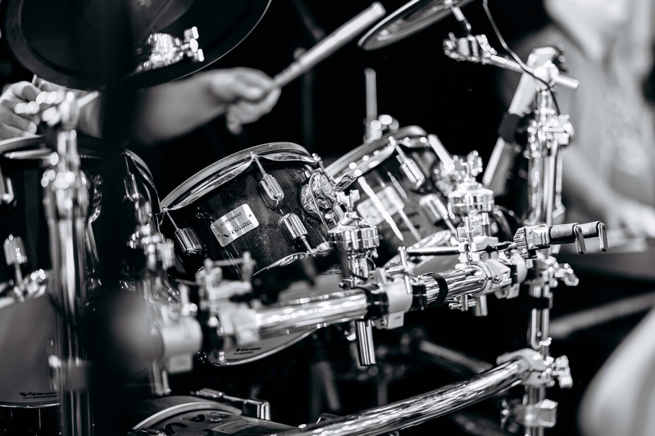 Detailaufnahme vom Schlagzeug der Band Vis a Vis