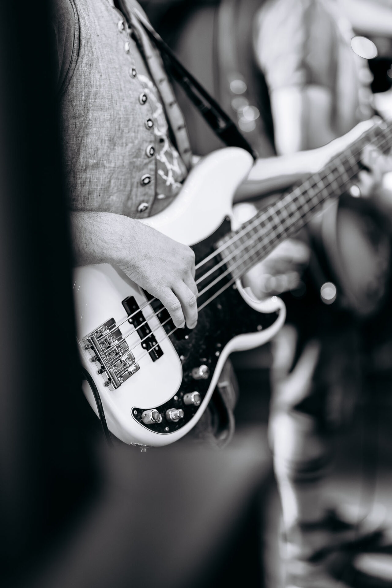 Detailaufnahme des Bassisten der Band Vis a Vis