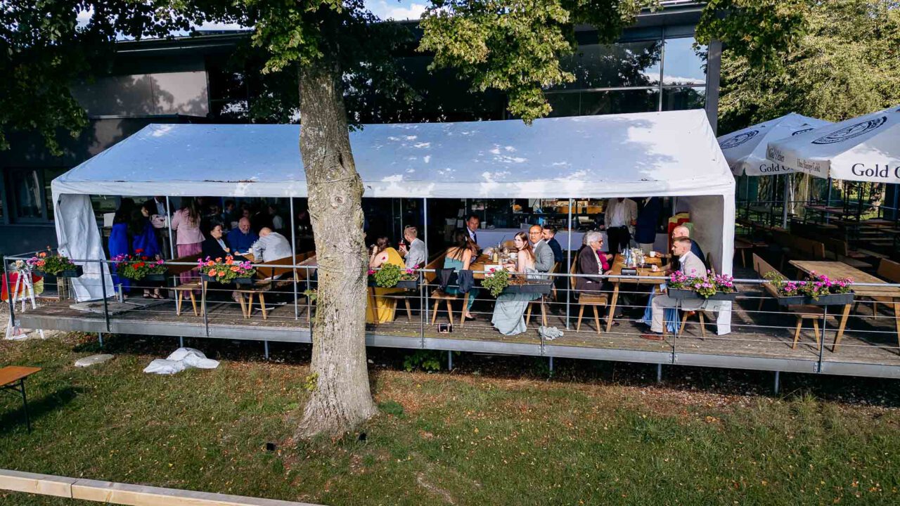 Überdachte Terrasse von Robos Waldblick in Ulm mit der Hochzeitsgesellschaft