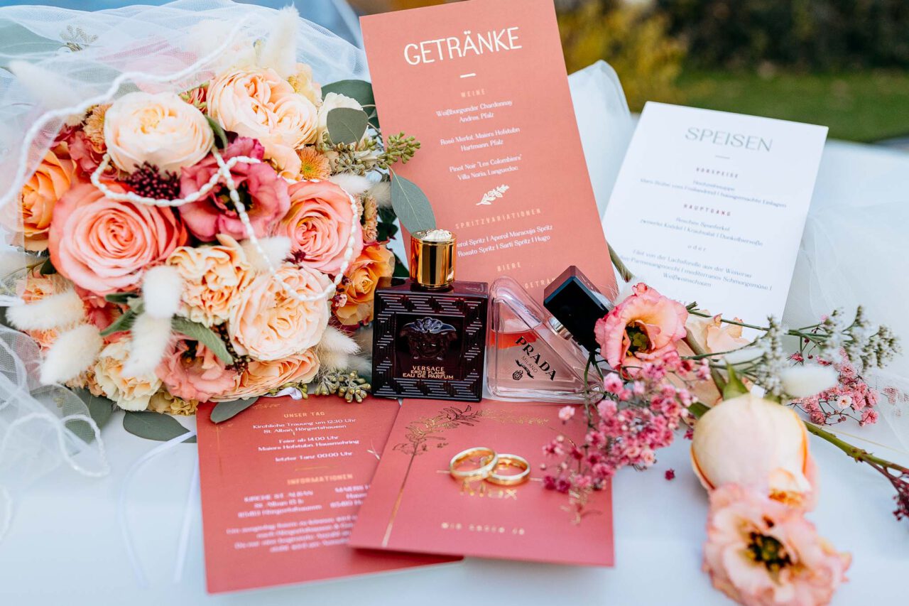 Detailfoto von Brautstrauß, Eheringen, Parfüm und anderen Details der Hochzeit
