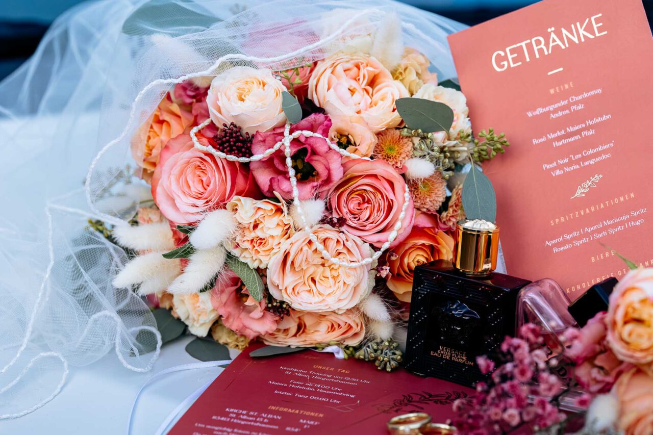 Detailfoto vom Brautstrauß auf dem Brautauto in Herbstfarben