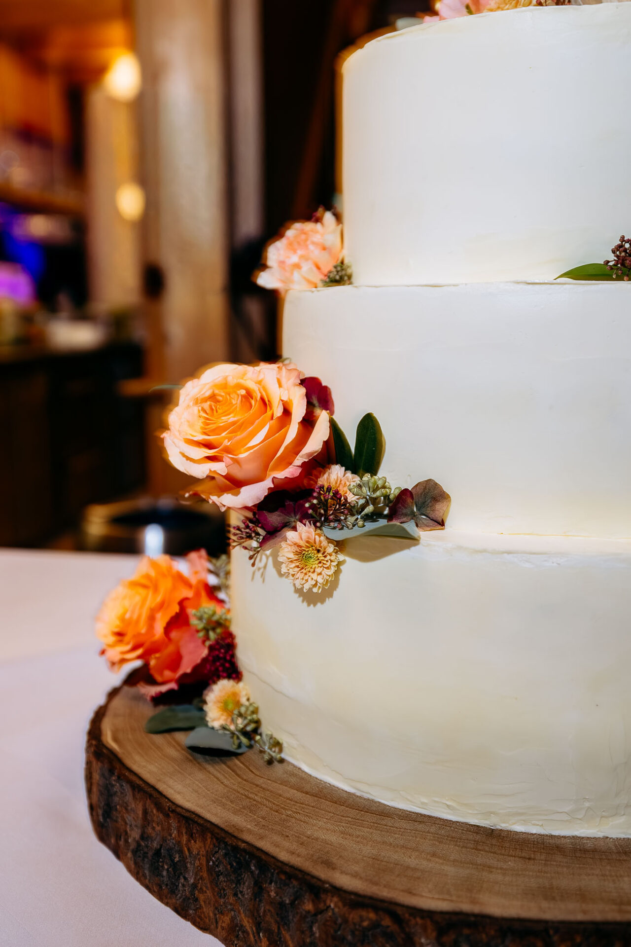 Detailaufnahme der Blumendeko auf der Hochzeitstorte.