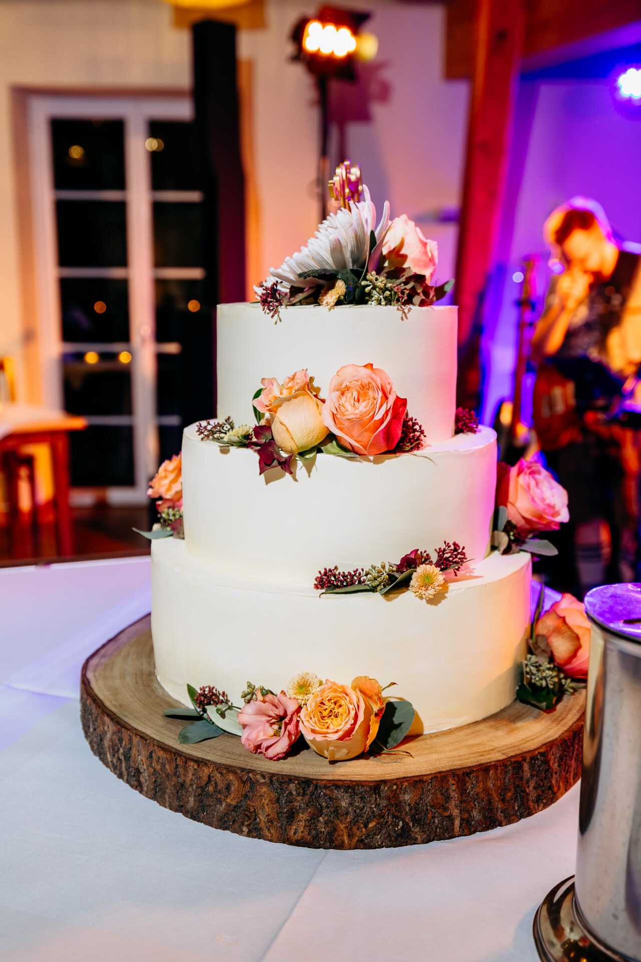 Vollansicht der dreistöckigen Hochzeitstorte mit herbstlicher Dekoration und Blumenschmuck