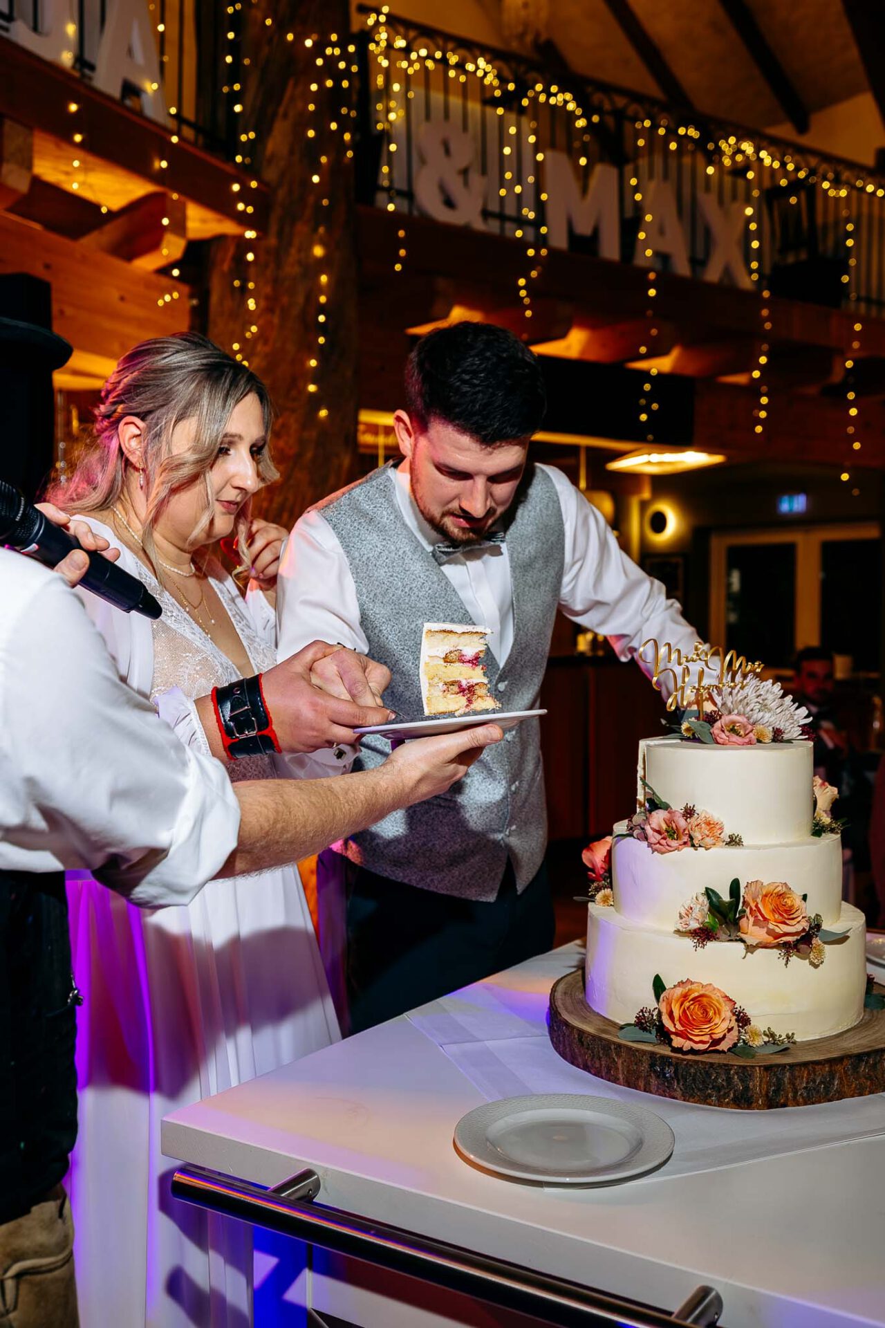 Brautpaar beim anschneiden der Hochzeitstorte in der Maiers Hofstubn