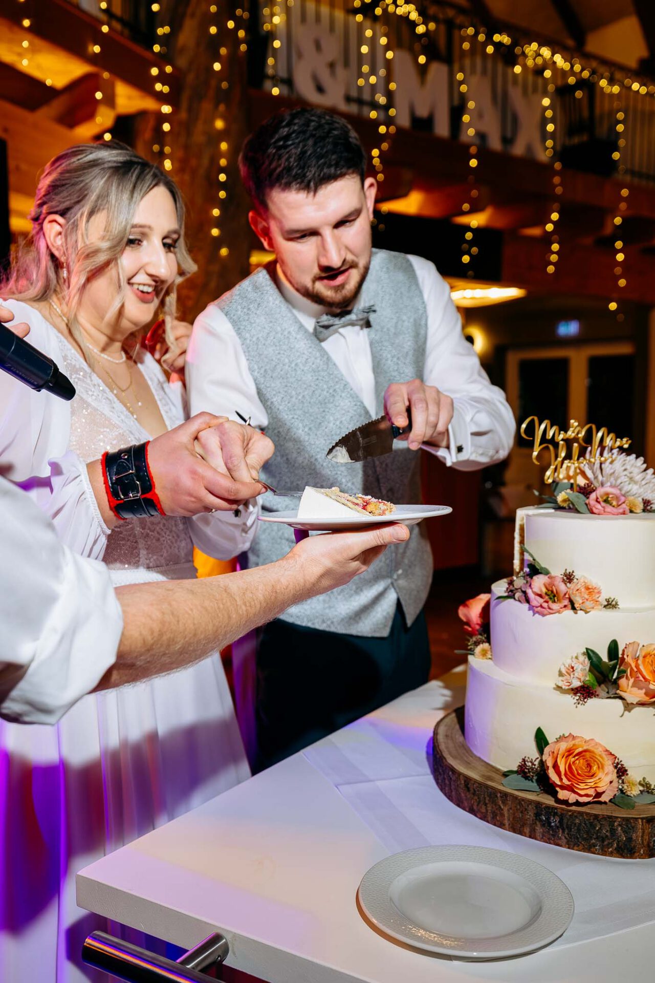 Kuchenstück fällt nach dem Hochzeitstortenanschnitt um.