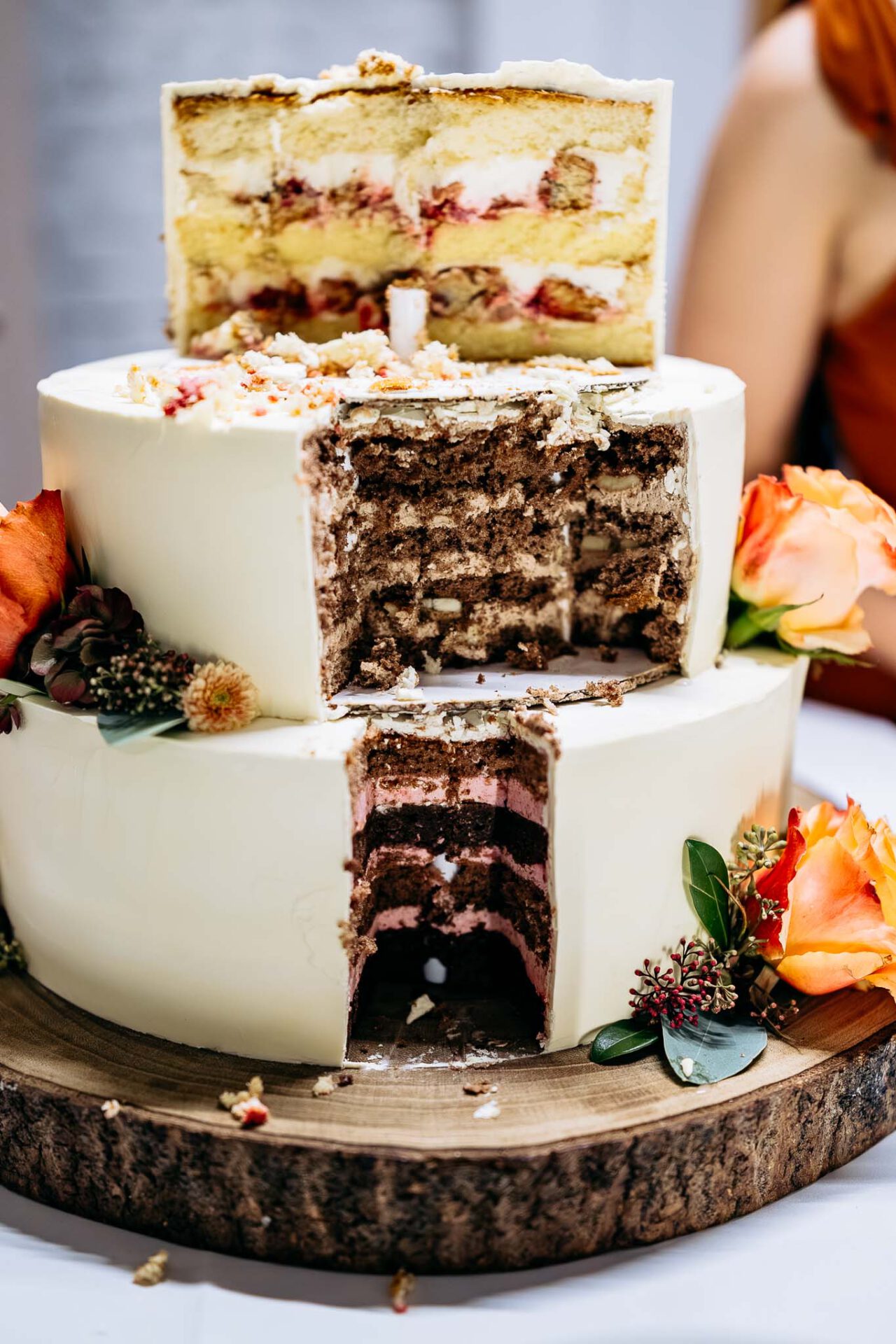 Die drei Schichten der Hochzeitstorte nach dem Anschnitt von Lucis Konditorei in der Maiers Hofstubn.