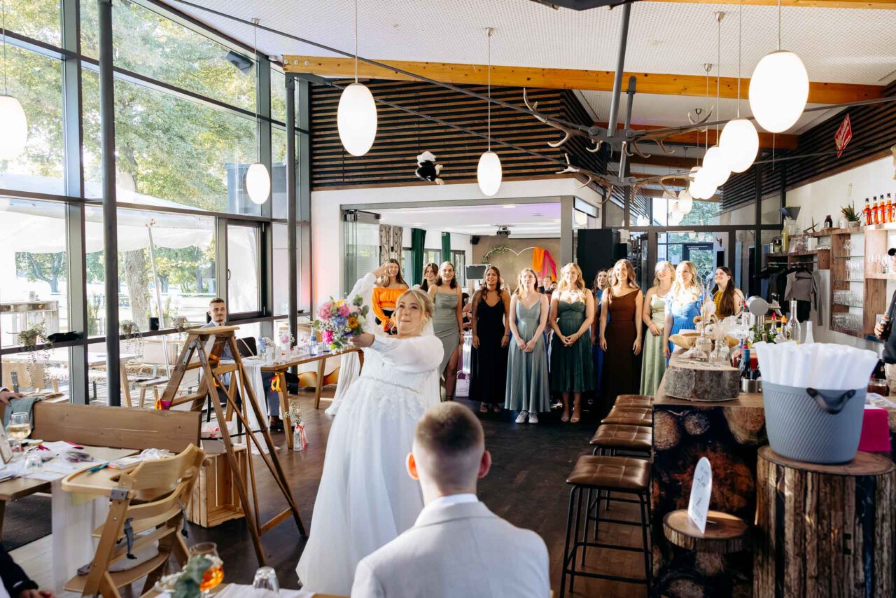 Die Braut wirft ihren Brautstrauß im Robos Waldblick