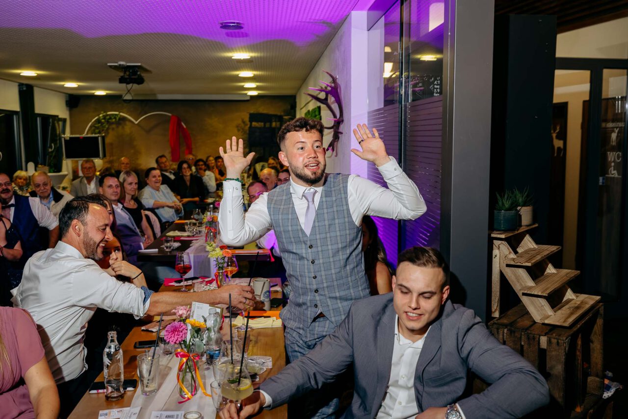 Die Hochzeitsgäste feiern bei einem Hochzeitsspiel im Robos Waldblick